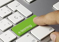 Eine Hand über einer PC-Tastatur, der Zeigefinger drückt eine grüne Taste mit der Aufschrift "e-learning"