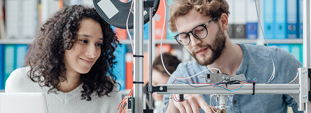 Zwei Studierende benutzen einen 3D-Printer