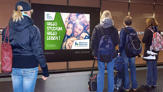 Die Hochschule Nordhausen macht in diesem Jahr unter anderem auch Werbung in Münchener U-Bahn-Stationen (Foto: Infoscreen GmbH)