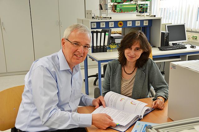 Birgit Lustermann mit Doktorvater Prof. Dr.-Ing. Matthias Viehmann im Labor für Bildverarbeitung