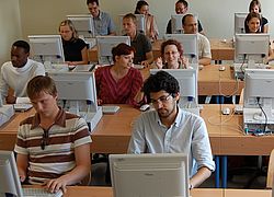 Studenten der FH Nordhausen in einem der modern ausgestatteten PC-Labore