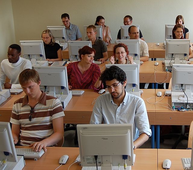 Studenten der FH Nordhausen in einem der modern ausgestatteten PC-Labore