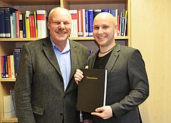 Der „frisch gebackene“ Doktor Martin Kaufmann und Prof. Dr. Dietmar Knies von der FH Nordhausen