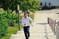 Herr Prof. Jörg Wagner, der Präsident der Hochschule Nordhausen, läuft in Anzughose und weißem Hemd eine Treppe hinauf.