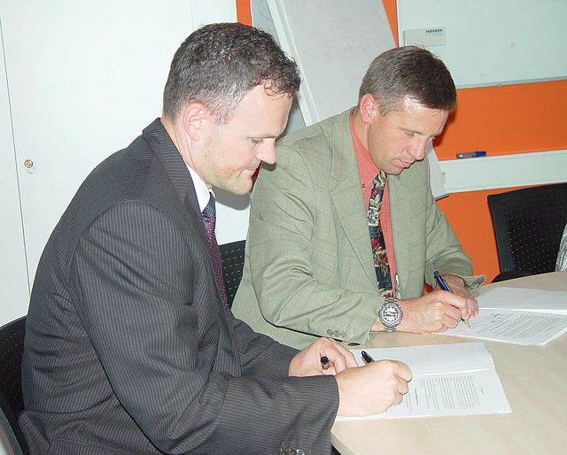 Unterzeichnung der Kooperationsvereinbarung: Präsident der FHN, Prof. Dr. Jörg Wagner (links), und der Schulleiter des Lingemann-Gymnasiums, Herr Hartleb (rechts)