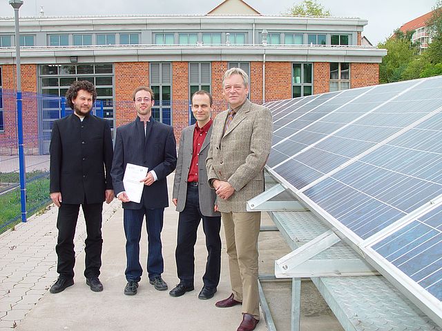 Deutschland erster Diplomingenieur für Regenerative Energietechnik im Kreise seiner Professoren vor dem Solarversuchsfeld der FH Nordhausen