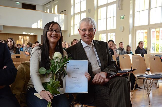 Die Preisträgerin Sisi Li und der Laudator Prof. Dr.-Ing. Matthias Viehmann