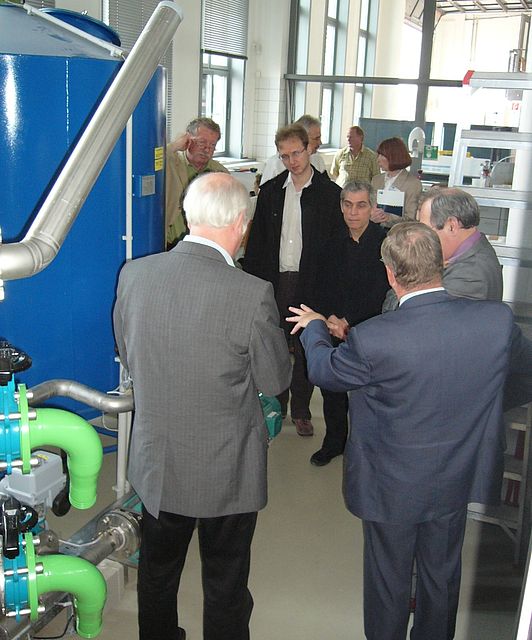 Professor Vollmer erklärt den französischen Gästen das Biogaslabor
