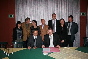Rektor Jörg Wagner und Präsident Fu Ting-lin unterzeichnen das Kooperationsabkommen