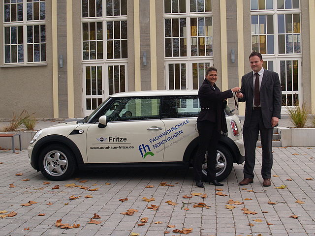 Steffi Fritze vom BMW-Autohaus Fritze übergibt das Fahrzeug dem Rektor der FHN, Prof. Dr. Jörg Wagner