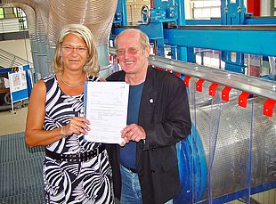 Prof. Dr.-Ing. Sylvia Schade-Dannewitz und Dr. Jürgen Poerschke präsentieren das Forschungsmodul zum Recycling von Leichtverpackungen