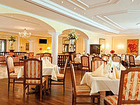Hotel - Restaurant, gedeckte Tische in einer freundlichen, hellen Atmosphäre