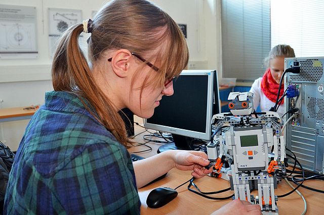 Roboter lernen laufen beim „Zukunftsportal Wissenschaft und Technik für Gymnasien“