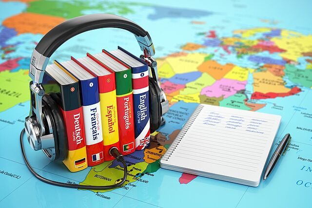Weltkarte, wörterbücher und kopfhörer