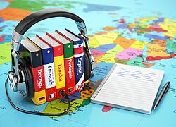 Weltkarte, wörterbücher und kopfhörer