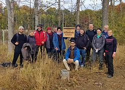 Die Mitarbeiter und Mitarbeiterinnen des Innovationszentrums für Wertstoffe (ThIWert) nutzten die Gelegenheit eines gemeinsamen Team Building Events um bei einer Aufforstung des Thüringer Waldes zu unterstützen.