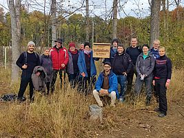 Die Mitarbeiter und Mitarbeiterinnen des Innovationszentrums für Wertstoffe (ThIWert) nutzten die Gelegenheit eines gemeinsamen Team Building Events um bei einer Aufforstung des Thüringer Waldes zu unterstützen.