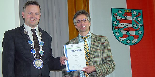 Hochschulpräsident, Prof. Dr. Jörg Wagner, überreichte seinem „Neukollegen“ die Bestellungsurkunde