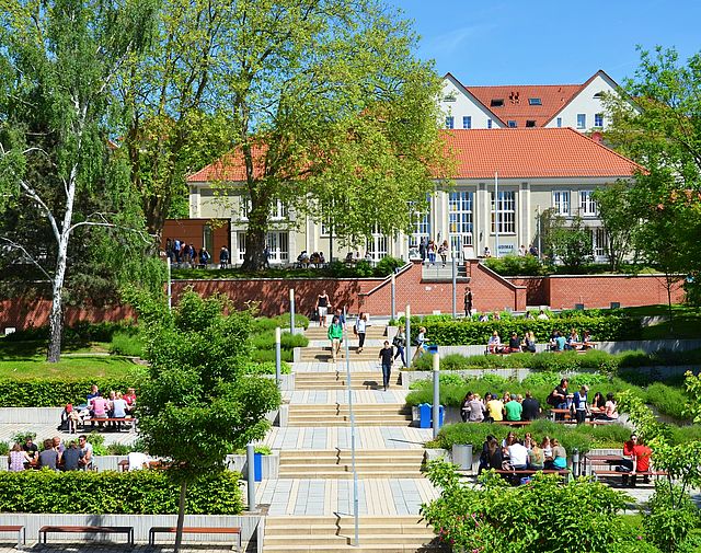 Endlich wieder Leben auf dem Campus – ab dem kommenden Wintersemester soll das Studieren an der Hochschule Nordhausen wieder in Präsenz möglich sein. (Foto: Tina Bergknapp/2018)