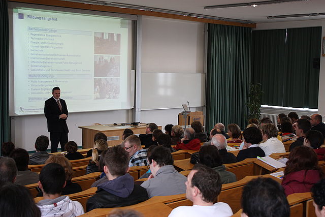 FH Präsident, Prof. Dr. Jörg Wagner, informiert über das Studienangebot der Hochschule