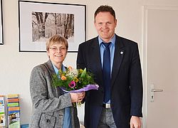 Neue Professorin: Prof. Dr. Uta Breuer mit Hochschulpräsident Jörg Wagner