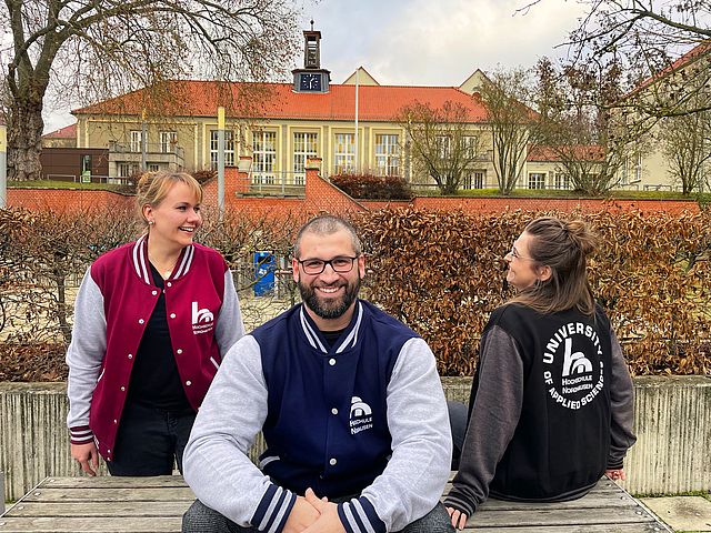 Madeleine Hebestreit, Tobias Rösch und Katharina Gwiasda (v.l.) freuen sich sichtlich über ihre Collegejacken. (Foto: Tina Bergknapp) 