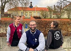 Madeleine Hebestreit, Tobias Rösch und Katharina Gwiasda (v.l.) freuen sich sichtlich über ihre Collegejacken. (Foto: Tina Bergknapp) 