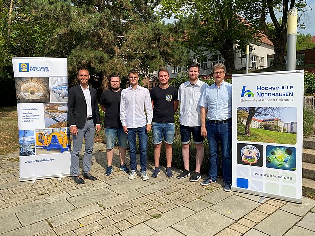 Teilnehmende des Kooperationsprojekts der SCHACHTBAU NORDHAUSEN GmbH und der Hochschule Nordhausen. (Foto: René Zimprich)