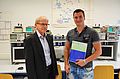 Erster „Energie- und Umweltinformatik“-Absolvent Alexander Steinmetz mit dem Studiendekan Prof. Dr.-Ing. Ralf Tosse