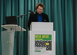 Prof. Dr.-Ing. Viktor Wesselak sprach beim Symposium „Quo vadis Promotionen an HAWs in Thüringen?“ (Foto: Daniel Bohm)