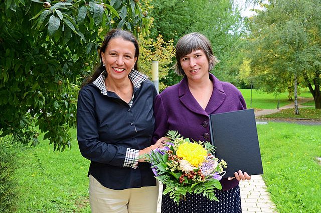 Die frisch gebackene Absolventin Sybille Vosberg und Prof. Dr. Maria Borcsa nach dem erfolgreichen Kolloquium