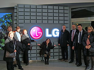 Prof. Schwien mit seinen Fachkollegen beim Weltkonzern LG in Südkorea und mit seinen südkoreanischen Studenten in Aktion