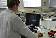 Gelelektrophorese im Labor der gentechnischen Anlage der Sicherheitsstufe S1 der FH Nordhausen