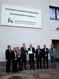 Die symbolische Scheckübergabe durch Herrn Minister Wolfgang Tiefensee an den HSN-Präsidenten, Prof. Dr. Jörg Wagner