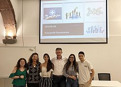 Professor Schwien mit einer Gruppe Studierender an der Universität Madeira
