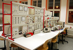 Laborversuchsaufbauten: Elektrische Maschinen und Leistungselektronik