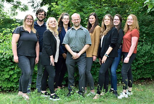Die Mitarbeitenden des Instituts für Public Management und Governance im Grünen auf dem Campus der Hochschule Nordhausen.