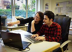 Werksstudent am Computer mit Kollegin