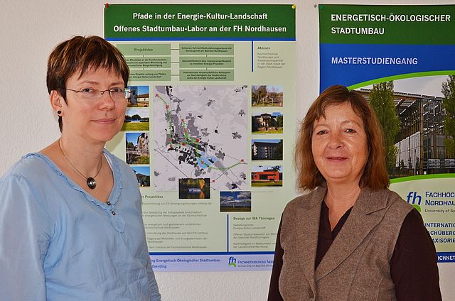 (v. l.) Dipl.-Geografin Ariane Ruff und Prof. Dr. Dagmar Everding präsentieren das Projektplakat