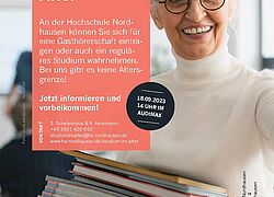 Plakat mit den Infos zur Info-Veranstaltung "Studium im Alter". Eine ältere Frau hält einen Stapel Bücher und Hefte.