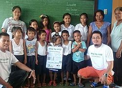Dank der Aktion „step by step – Feiert für Bildung“ können zehn philippinische Kinder nun eine Schule besuchen.