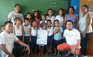 Dank der Aktion „step by step – Feiert für Bildung“ können zehn philippinische Kinder nun eine Schule besuchen.
