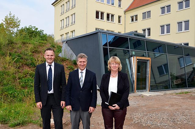 Staatssekretärin Inge Klaan, Nordhausens Oberbürgermeister Dr. Klaus Zeh und FH Präsident Prof. Dr. Jörg Wagner bei der Besichtigung des neuen Bibliotheksanbaus