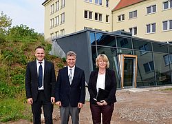 Staatssekretärin Inge Klaan, Nordhausens Oberbürgermeister Dr. Klaus Zeh und FH Präsident Prof. Dr. Jörg Wagner bei der Besichtigung des neuen Bibliotheksanbaus