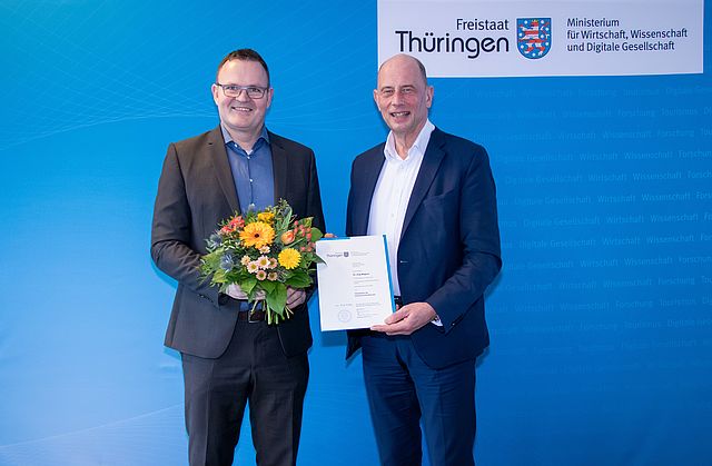 Wissenschaftsminister Wolfgang Tiefensee übergibt Prof. Dr. Jörg Wagner die Ernennungsurkunde zum Präsidenten der Hochschule Nordhausen. Bildquelle: TMWWDG