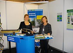 Prof. Dr. Dagmar Everding und Studentin Damaris Schmidt auf der Job- und Bildungsmesse „Zukunftsenergien“ in Bremen