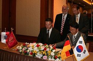 Im Beisein von Ministerpräsident Althaus und Wirtschaftsminister Reinholz unterzeichnete FHN-Präsident Wagner den Kooperationsvertrag mit seinem südkoreanischen Amtskollegen Jae Kee Song