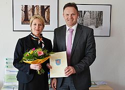 Hochschulpräsident Jörg Wagner heißt die neue Professorin Dr. Corinna Ehlers herzlich willkommen