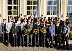 HUT-Präsident, Han Xu, mit HSN-Präsident, Jörg Wagner, Mitgliedern beider Hochschulen sowie Studenten des Doppelabschluss-Programms