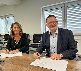 Bild(er)unterschrift: Partnerschaft besiegelt: Prof. Dr. Jörg Wagner (Präsident HSN) und Jana Zöller (Geschäftsführerin EVN) unterzeichnen Kooperationsvertrag (Fotos: Katrin Bergmann)